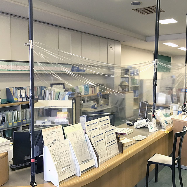 成田市立図書館様 受付カウンター 飛沫防止パーテーション 導入前（1）