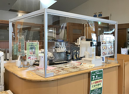 施設内の食堂カウンターに設置したソフケンの対面カウンター用パーテーション（1）